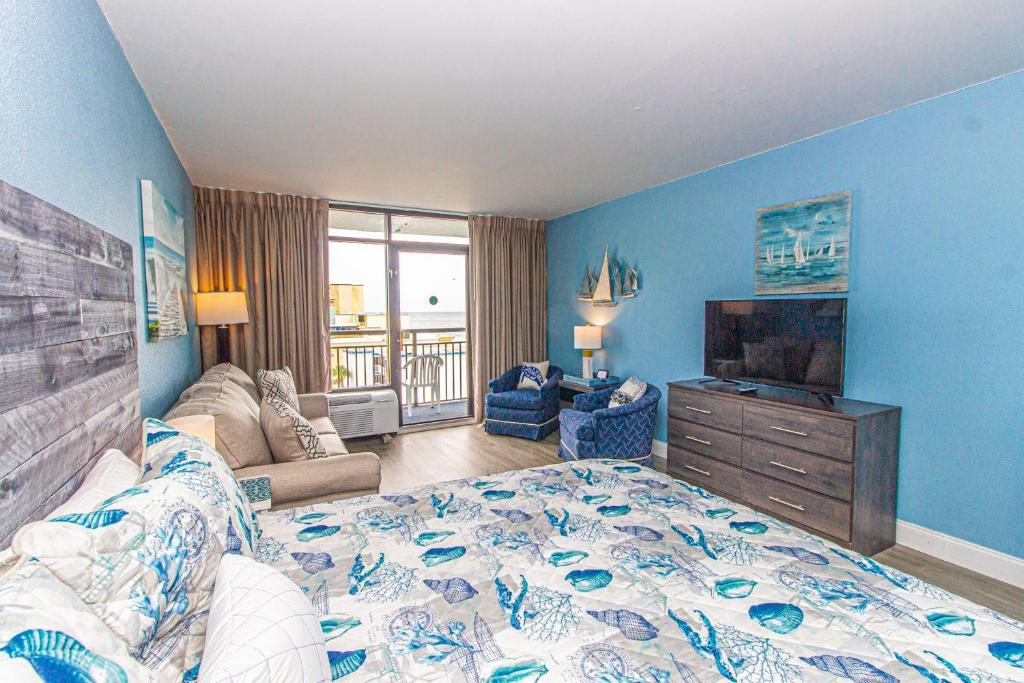 um quarto com uma cama grande e uma sala de estar em Landmark 717 em Myrtle Beach