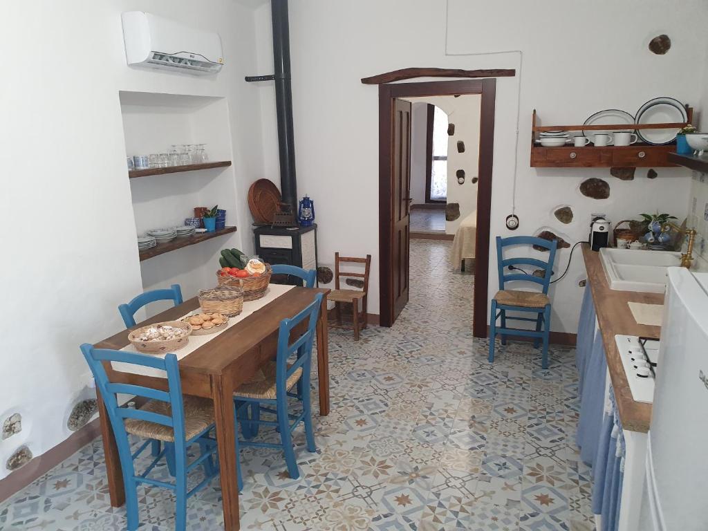 A kitchen or kitchenette at Casa Vacanza Sa Prenda