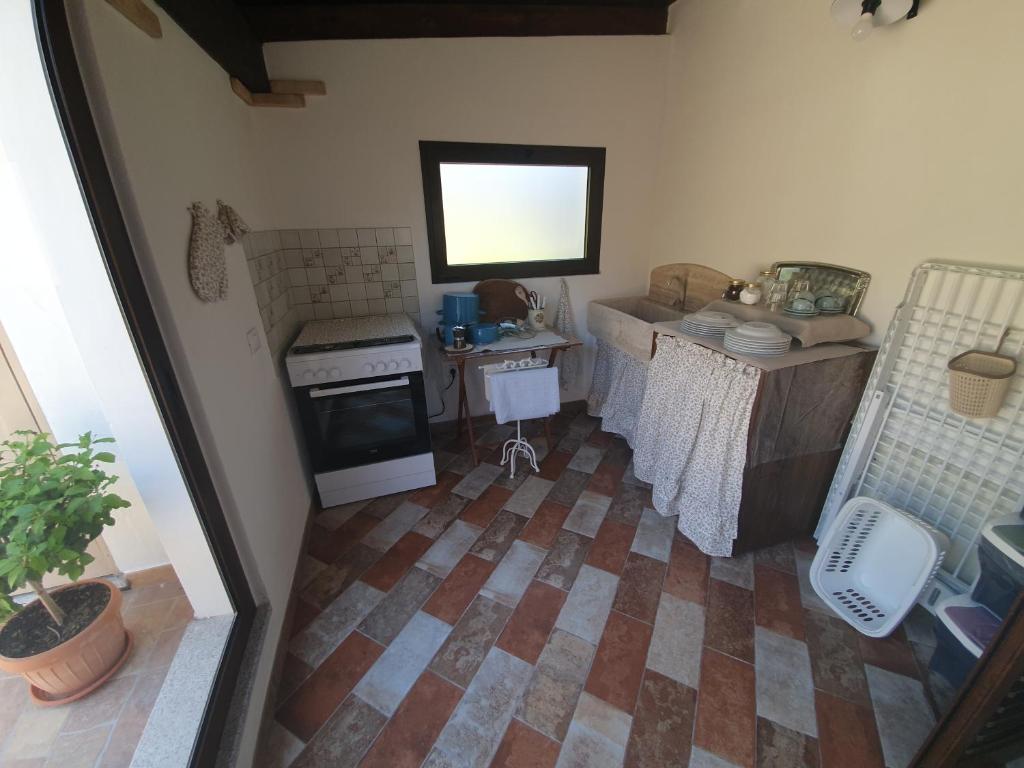 A kitchen or kitchenette at Casa Vacanza Sa Prenda