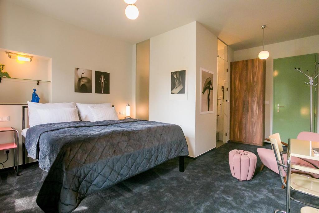 Postel nebo postele na pokoji v ubytování Hotel & Gallery Kopacka