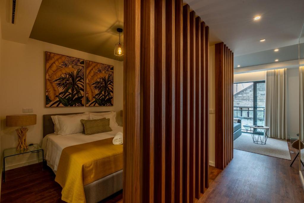 1 dormitorio con 1 cama con manta amarilla en SOCIAL LODGE - Centro do Funchal en Funchal