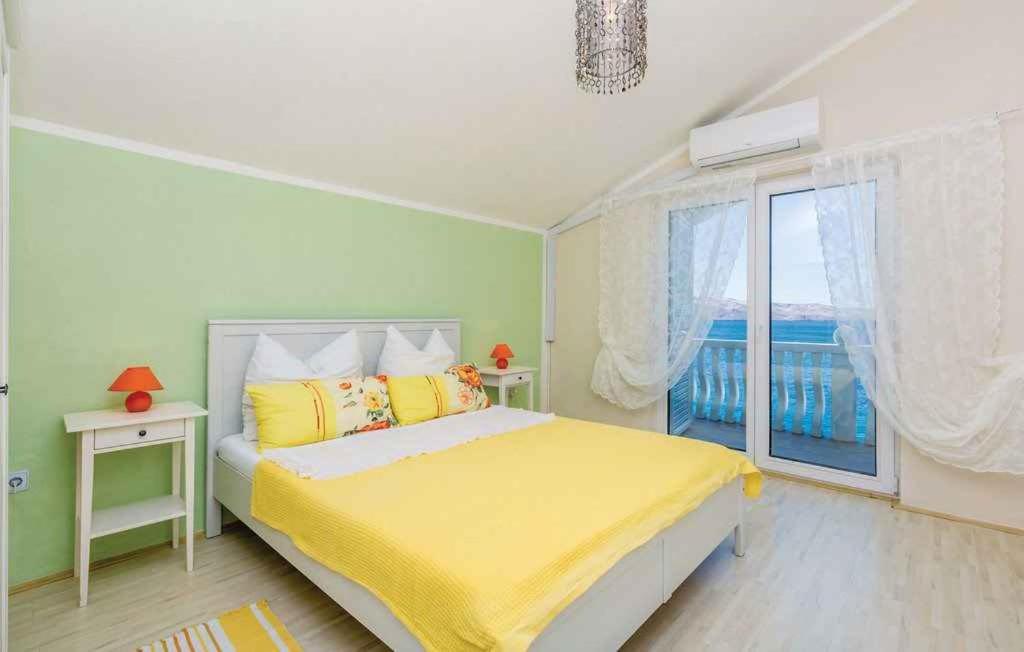 Postel nebo postele na pokoji v ubytování Apartments Karlobag/Velebit Riviera 34630