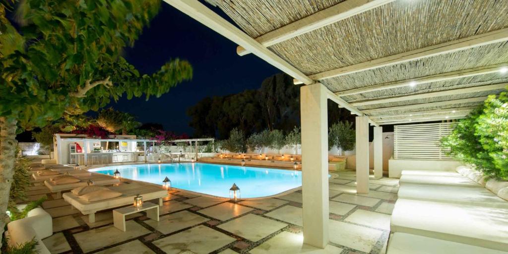 Bazén v ubytování Hotel 28 nebo v jeho okolí