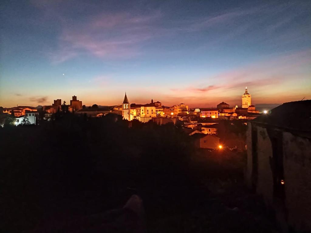 uma vista da cidade à noite em La Casona de la Luz em Guadix