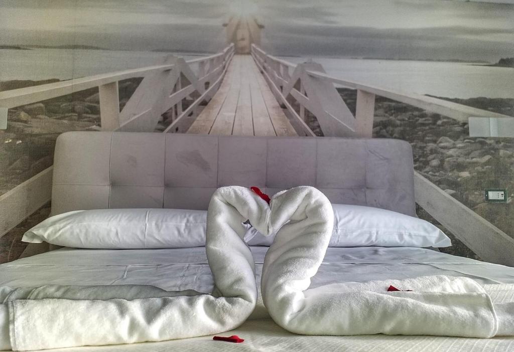 - un lit avec un cœur fait d'oreillers dans l'établissement Clipper Suite, à Ischia