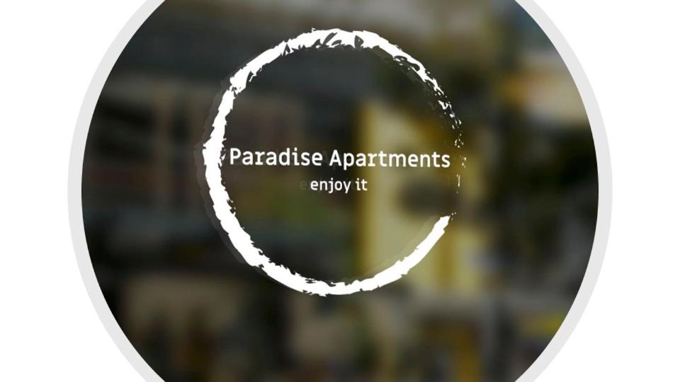 um círculo branco com as palavras parkisse apartmentments entropia em Paradise Apartments em Dortmund