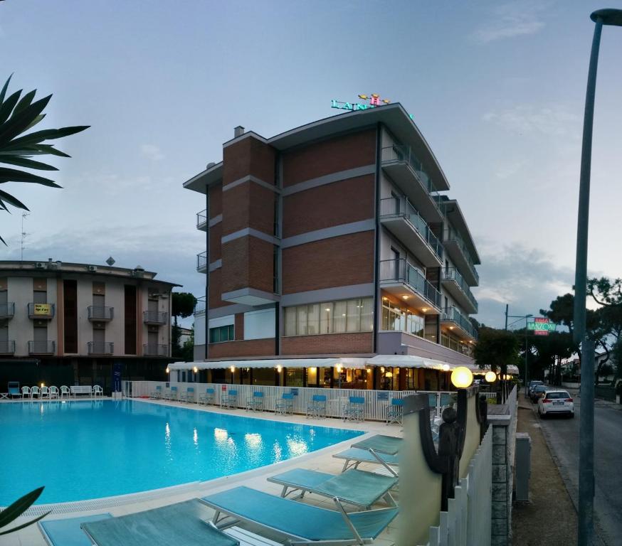 Bazén v ubytování Hotel Lanzoni nebo v jeho okolí