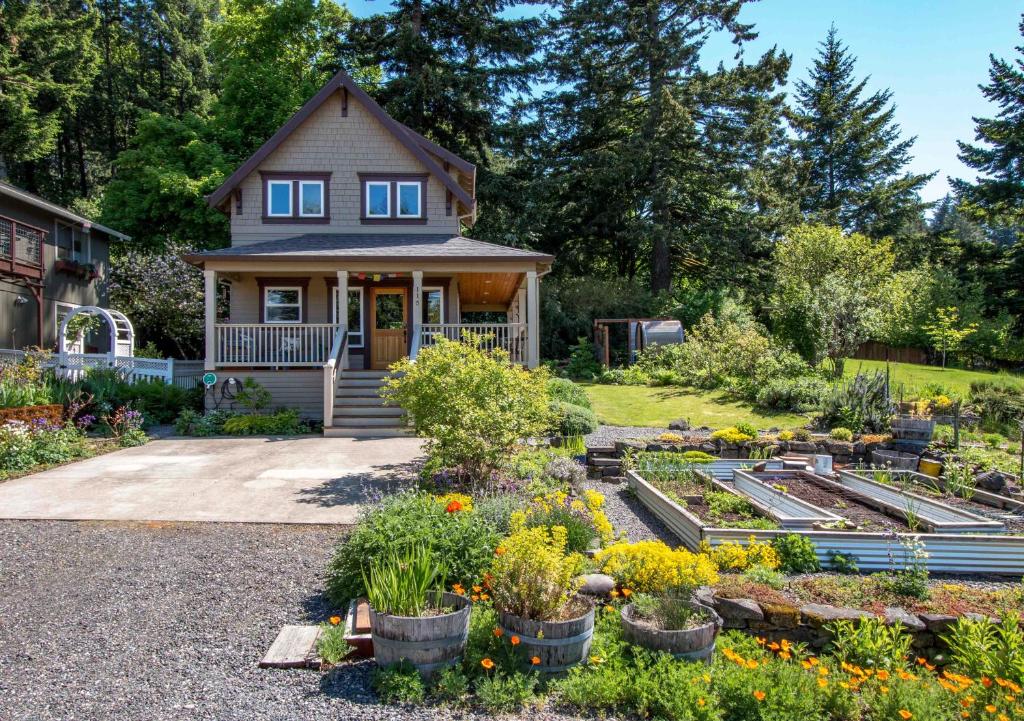 una casa con un jardín delante de ella en Venture Garden House cottage, en Cascade Locks