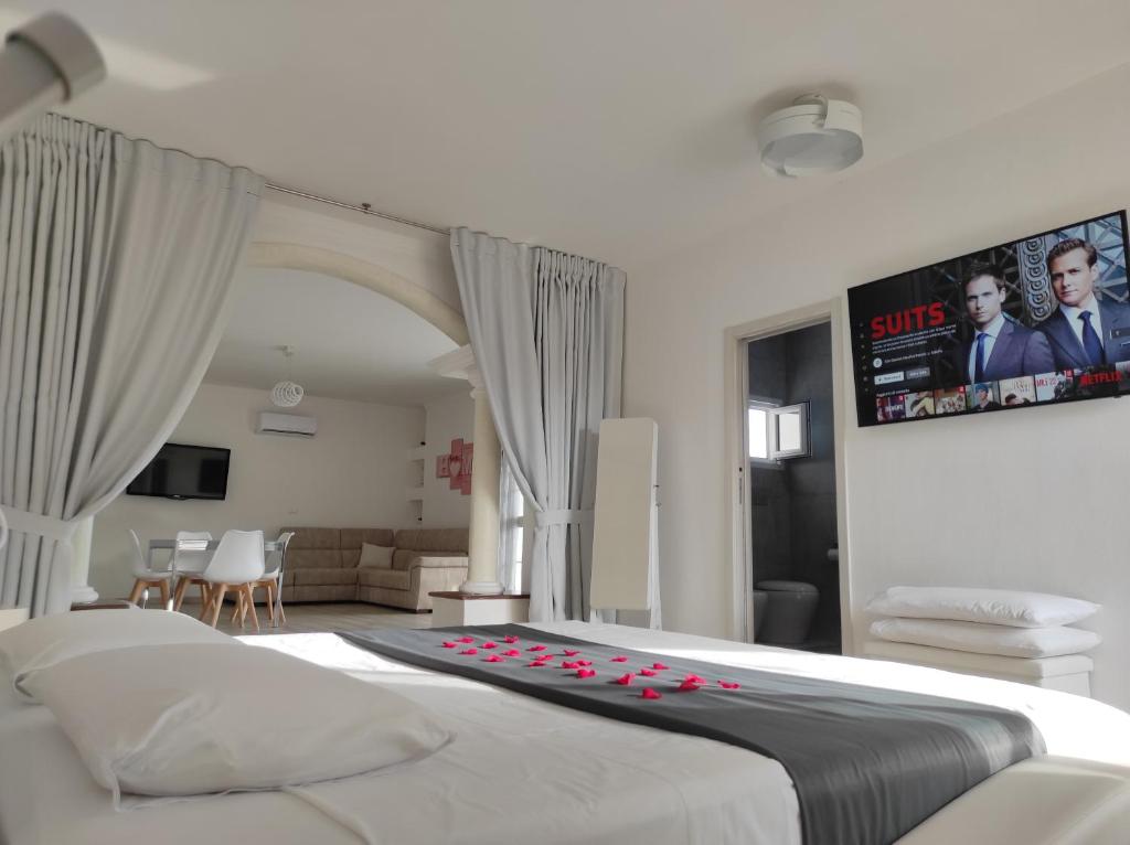 um quarto com uma cama com flores vermelhas em Romantico open space Luna em Orosei