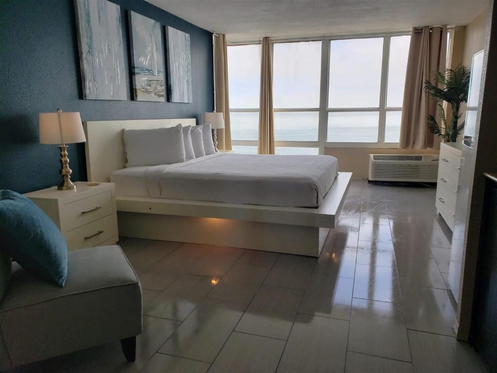 1 dormitorio con cama y sofá en Unit 1005 at Sun N Sand Resort, en Myrtle Beach