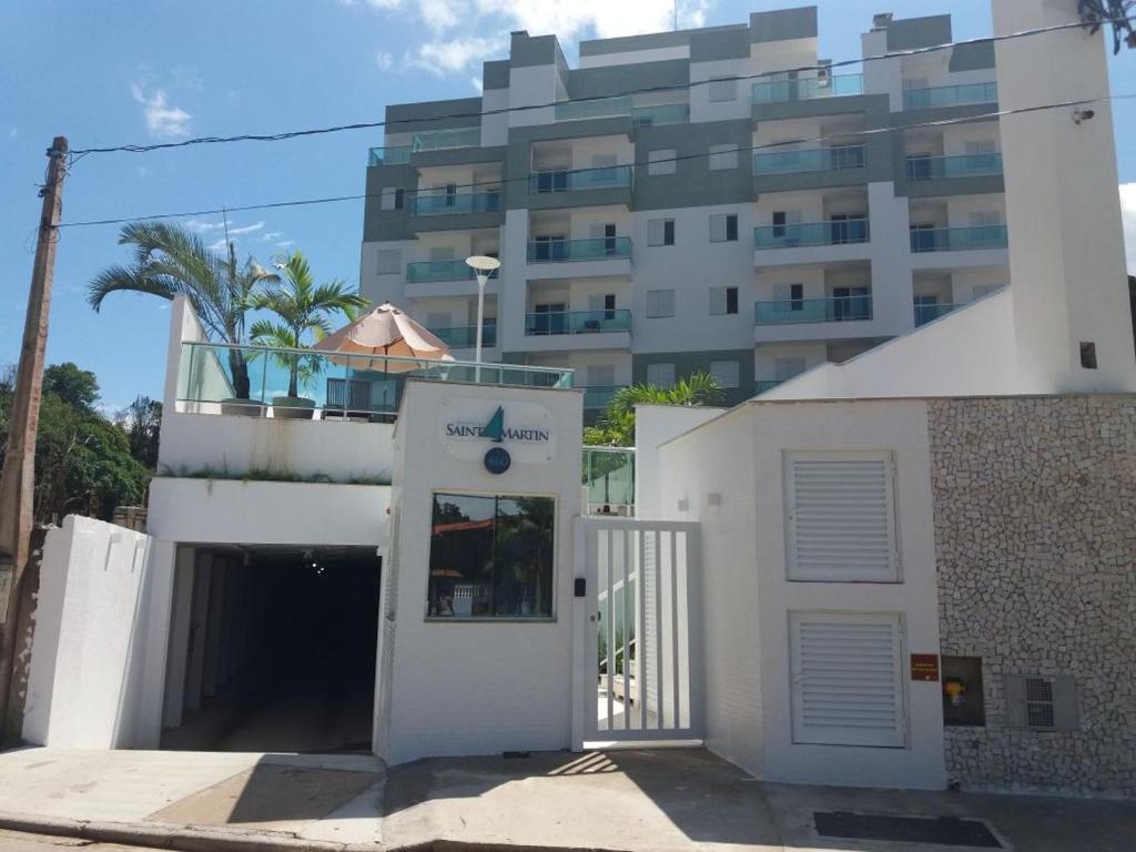 a building with a garage in front of a building at Excelente Opção de Apartamento em Ubatuba-SP in Ubatuba