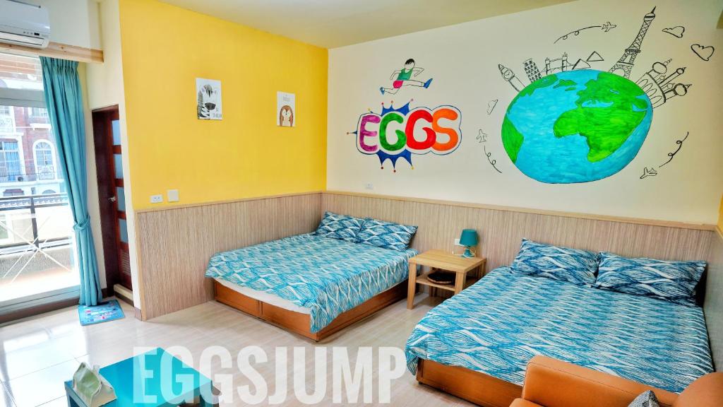 een slaapkamer met 2 bedden en een globe op de muur bij 台東愛格斯 Egg's Jump B&B Bike Tour in Taitung