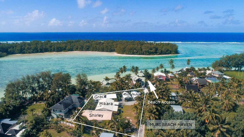 eine Luftansicht eines Resorts am Strand in der Unterkunft Muri Beach Haven in Rarotonga