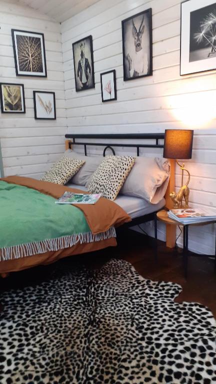 1 dormitorio con cama y alfombra de leopardo en Designový Tiny house(minidomeček) U Mluvících kamenů en Staré Křečany