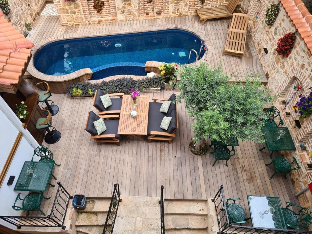 uma vista superior de uma mesa e cadeiras ao lado de uma piscina em Hotel Lykia Old Town Antalya em Antalya