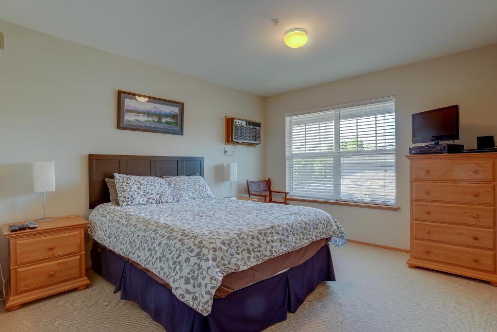 ein Schlafzimmer mit einem Bett, einer Kommode und einem TV in der Unterkunft 13 Lodge Close to Golfing and Biking in Hood River