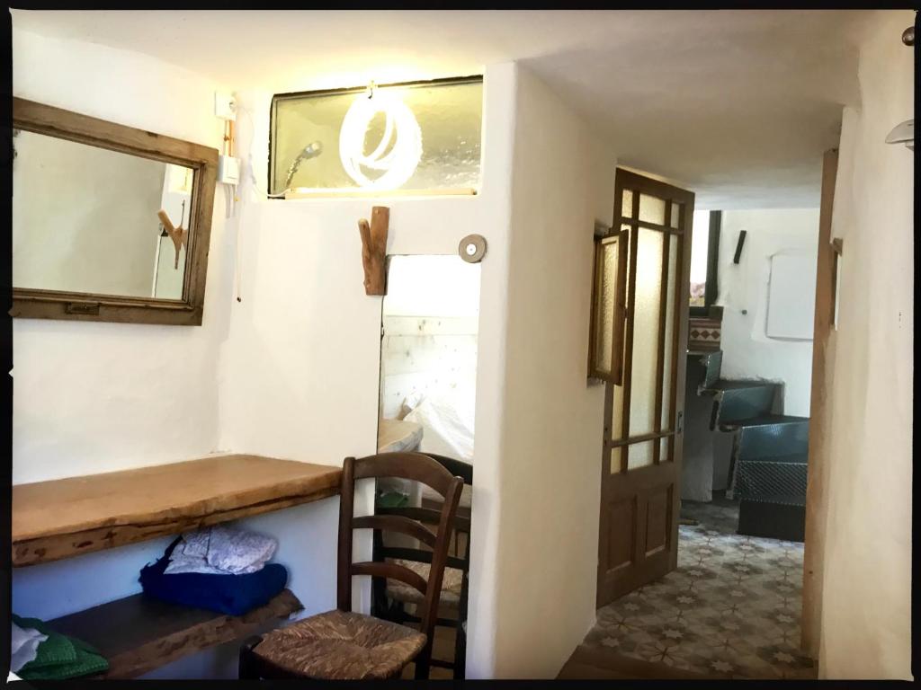 Cette chambre comprend une table, un miroir et une chaise. dans l'établissement Le Triplex, à Vernet-les-Bains