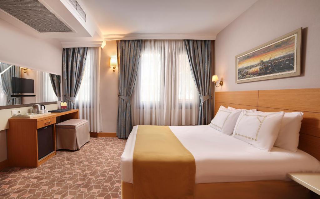 TV a/nebo společenská místnost v ubytování Almina Hotel - Special Class