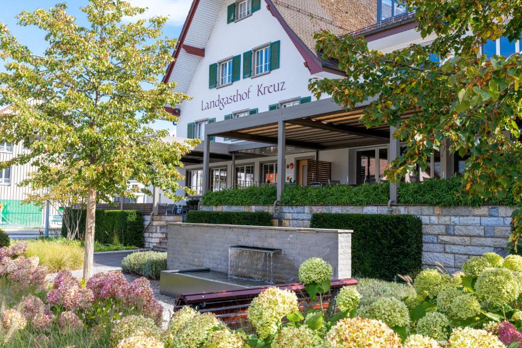 vista sulla parte anteriore dell'edificio fiduciario della biblioteca di Landgasthof Kreuz - Businessaufenthalt mit Wohlfühlgarantie a Kappel bei Olten