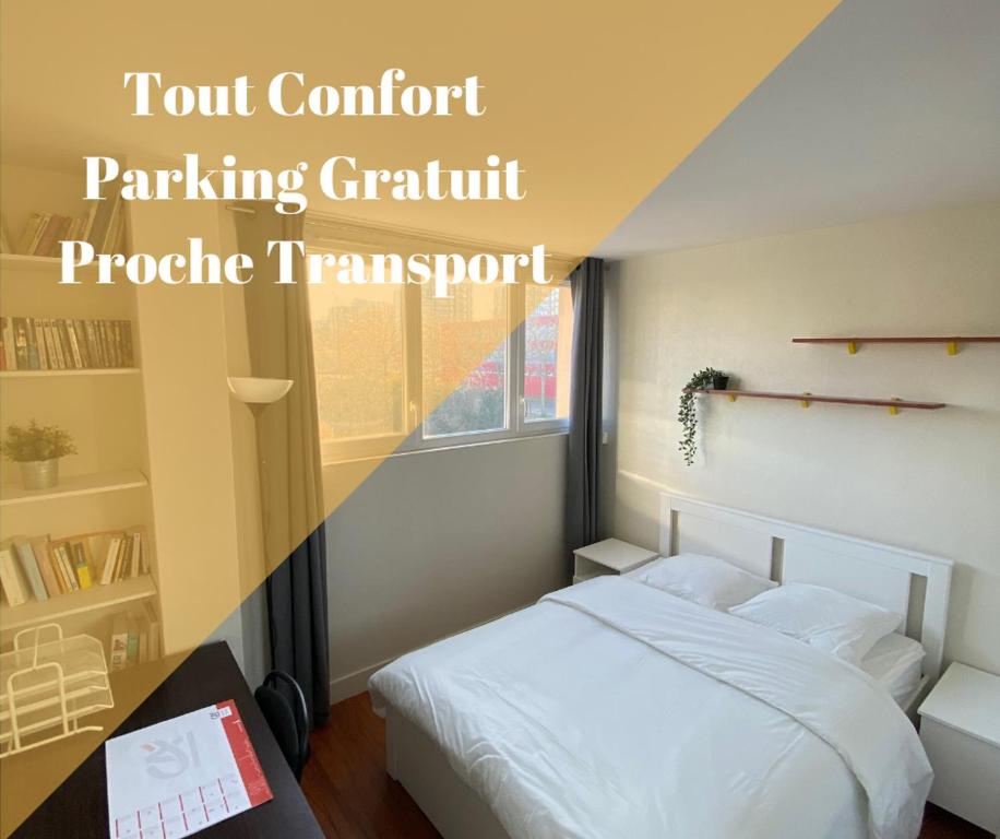 1 dormitorio con cama blanca y ventana en Chambre calme (Mars) - proche Paris et TGV, en Massy
