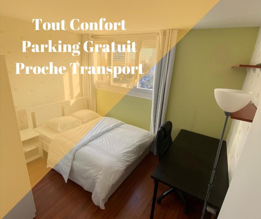 une petite chambre avec un lit et une fenêtre dans l'établissement Chambre (Pluton) - Proche gare TGV et PARIS, à Massy