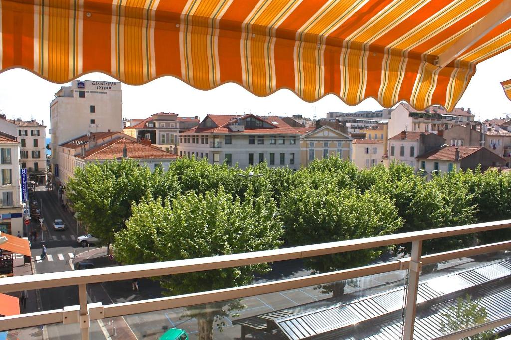 une vue d'une ville depuis un balcon dans l'établissement Citilet 6 Bright, open-plan with large terrace, à Cannes