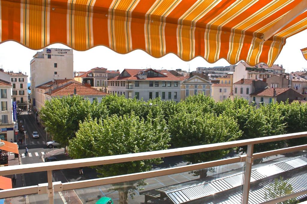 カンヌにあるCitilet 6 Bright, open-plan with large terraceのバルコニーから市街の景色を望めます。