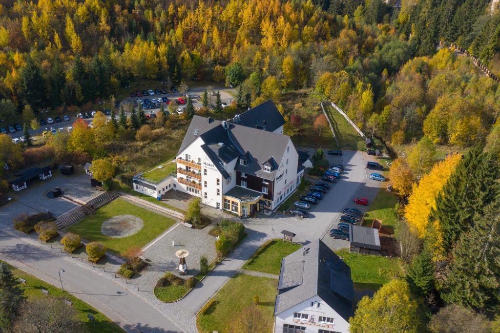 eine Luftansicht eines großen Hauses mit Hof in der Unterkunft Alte Schleiferei in Breitenbrunn