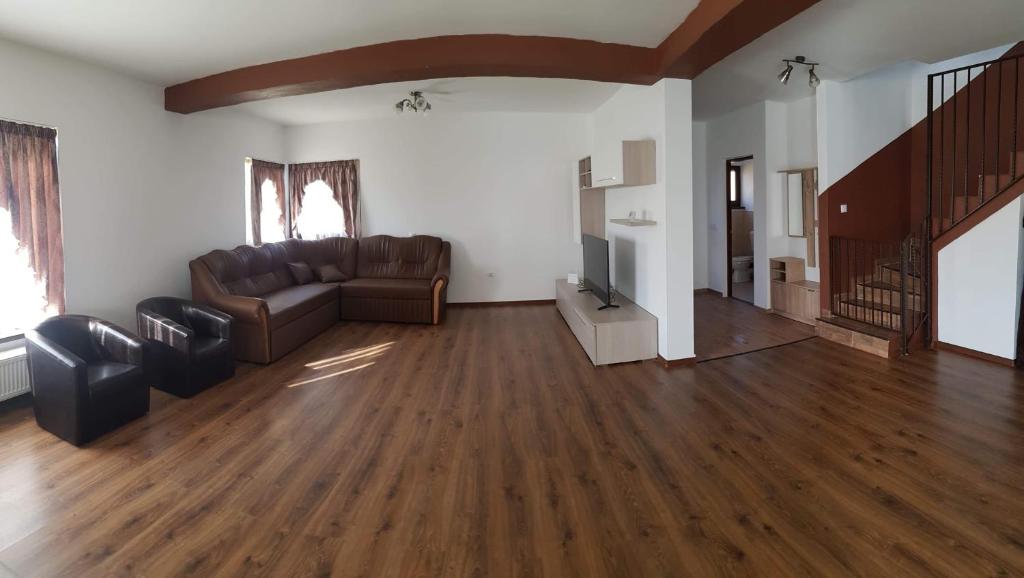 a living room with a couch and a television at Casa Aurora in Beclean