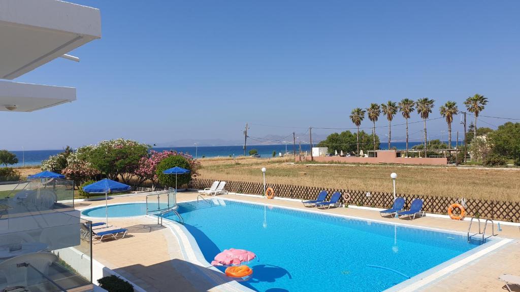 Bazén v ubytování Miros Hotel Apartments nebo v jeho okolí