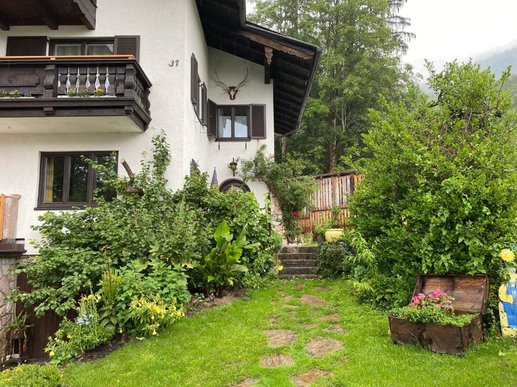 a garden outside a house with flowers and plants at Ferienwohnung Laimer, Radau 37 in St. Wolfgang