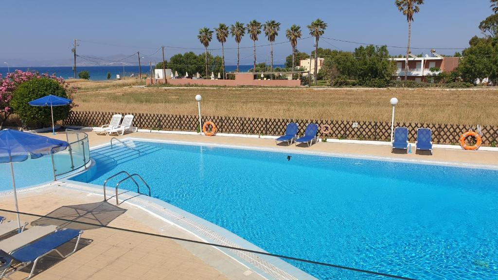 Bazén v ubytování Miros Hotel Apartments nebo v jeho okolí