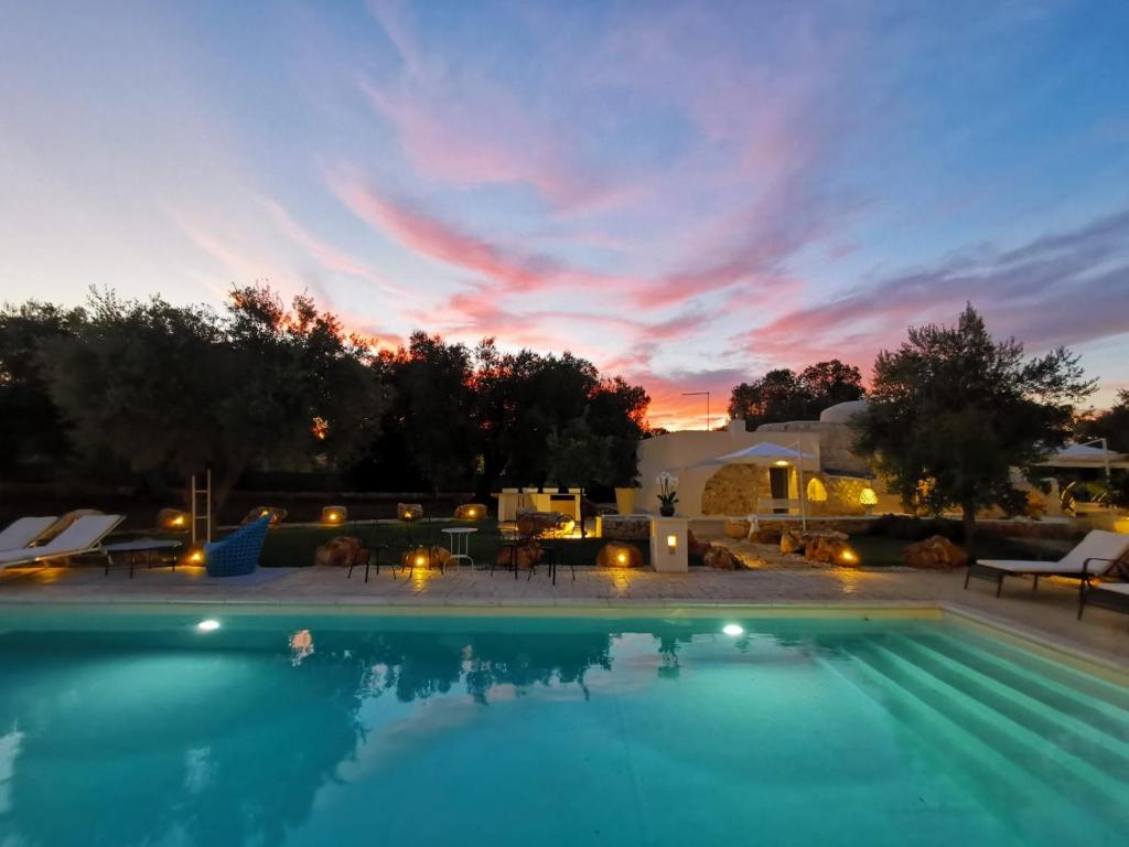 Bazén v ubytování B&B Trulli Moonlight da Grace nebo v jeho okolí