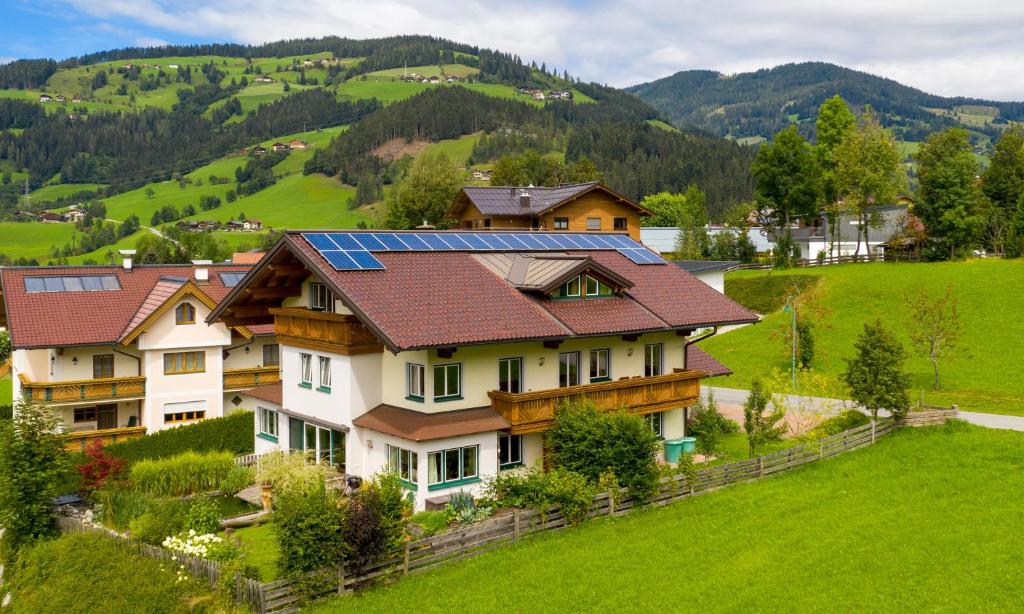 una casa con paneles solares en el techo en Berghoam - inklusive Wasserwelt en Wagrain