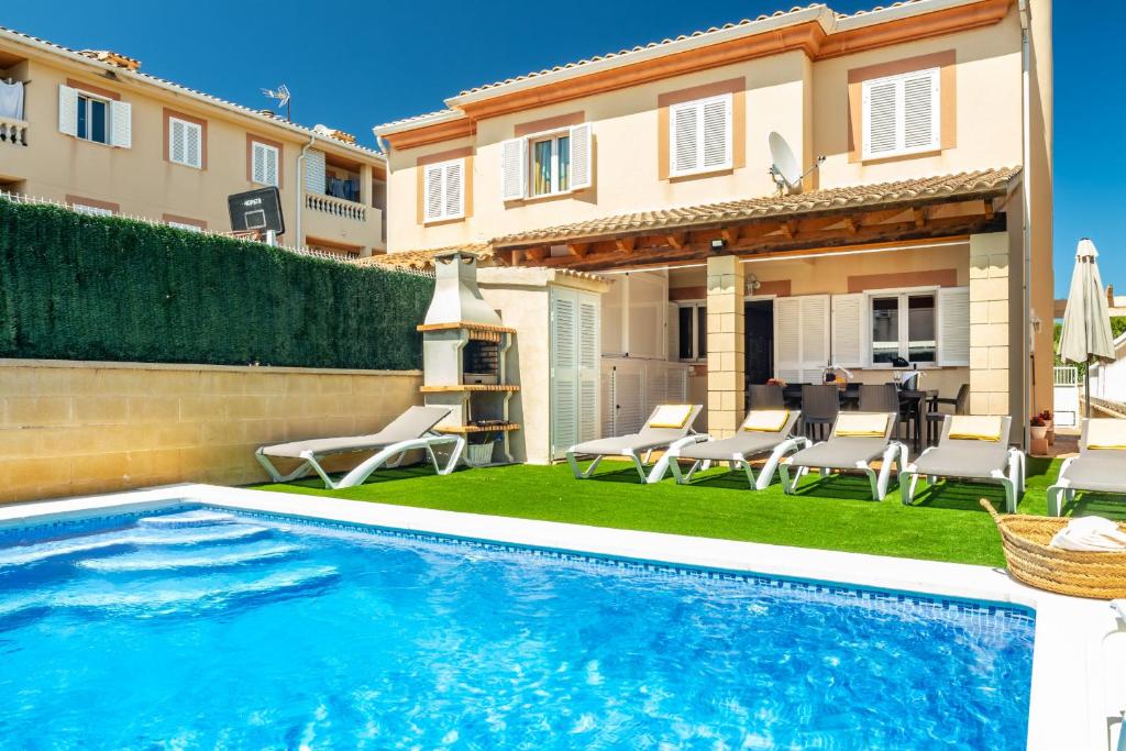 une arrière-cour avec une piscine et une villa dans l'établissement Estrella Verde, à Alcúdia
