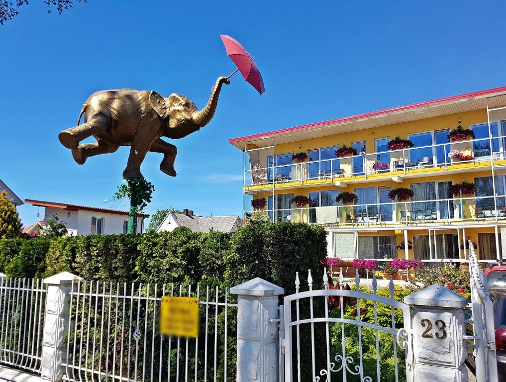 un elefante saltando en el aire con un paraguas en Justinos Vila, en Palanga