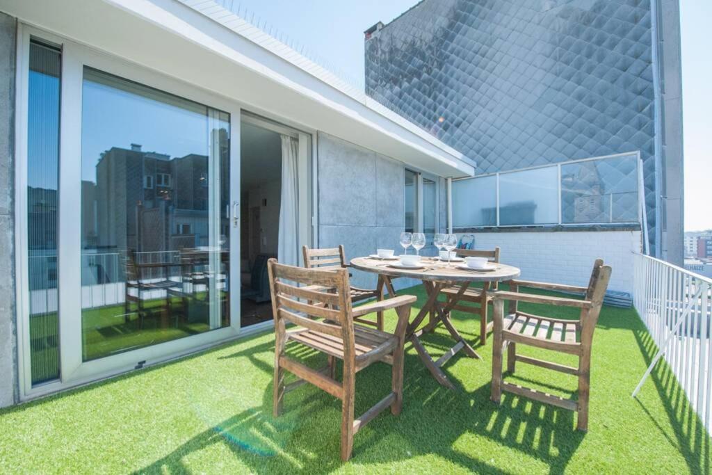 patio con mesa y sillas en el balcón en Studio met groot zonneterras centrum Oostende en Ostende