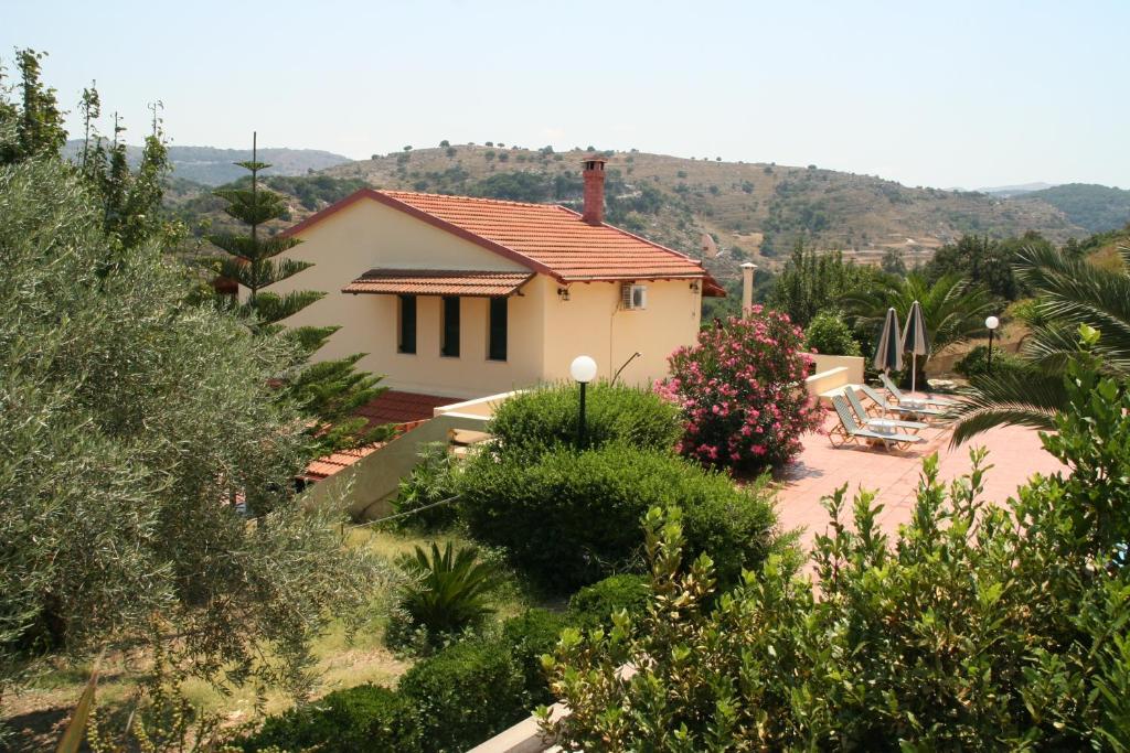 dom z widokiem na ogród w obiekcie Stratos Villas w mieście Kaloniktis