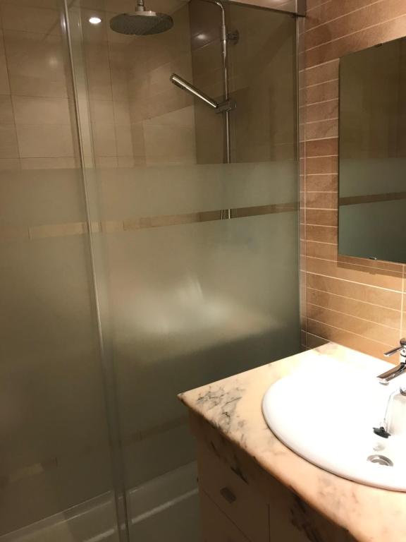Koupelna v ubytování Precioso ático en complejo residencial con piscina