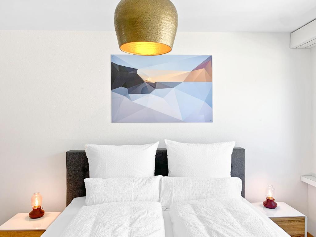 - une chambre avec un lit et une peinture murale dans l'établissement ARISER - Mountain View Business Apartment, à Zoug