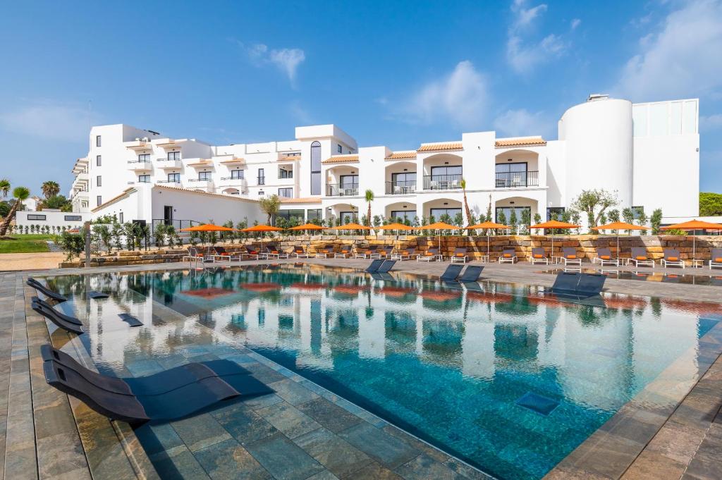 une grande piscine en face d'un hôtel dans l'établissement Regency Salgados Hotel & Spa, à Albufeira