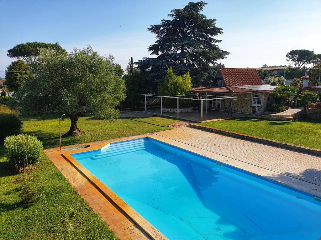una piscina nel cortile di una casa di Villa con piscina Circeo - Sabaudia a Borgo Montenero