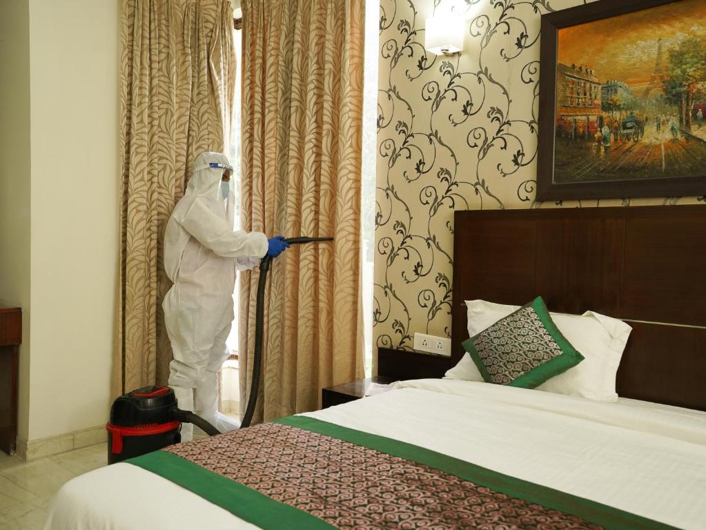 Postel nebo postele na pokoji v ubytování Lime Tree Hotel Sushant Lok Gurgaon Sector 29 Next to IFFCO CHOWK metro