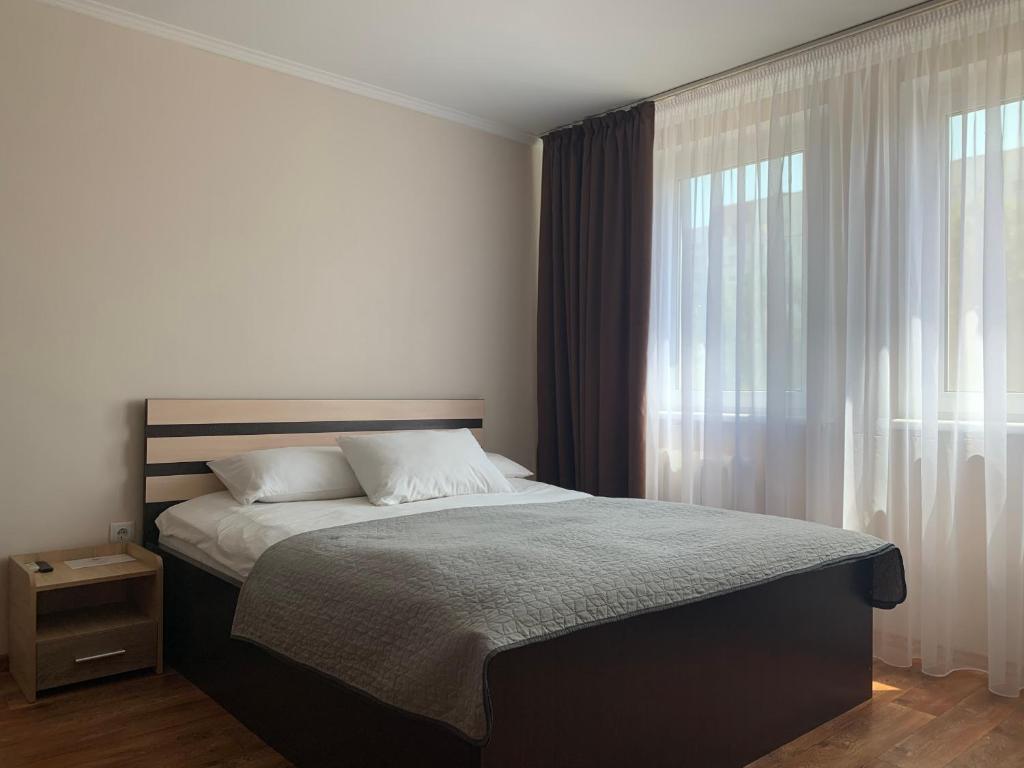 1 dormitorio con cama y ventana grande en Апартаменты возле Днепра, en Cherkasy