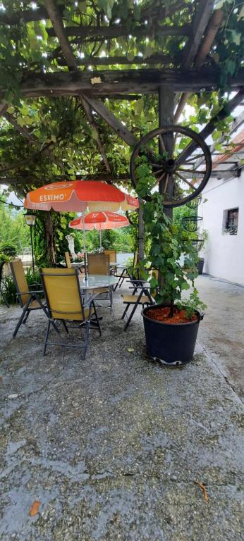 a patio with a table and chairs and an umbrella at Naturfunken in Rauchwart im Burgenland