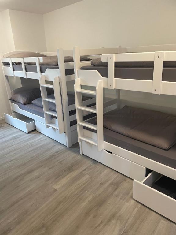 2 beliches num quarto com pisos em madeira em Haus zur Eiche Private 1 Zimmerstudios em Chur