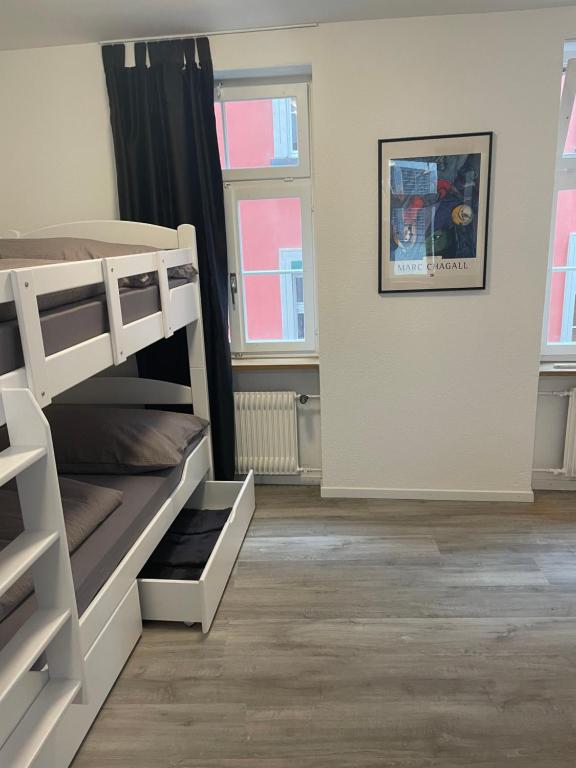 Uma cama ou camas num quarto em Haus zur Eiche Private 1 Zimmerstudios