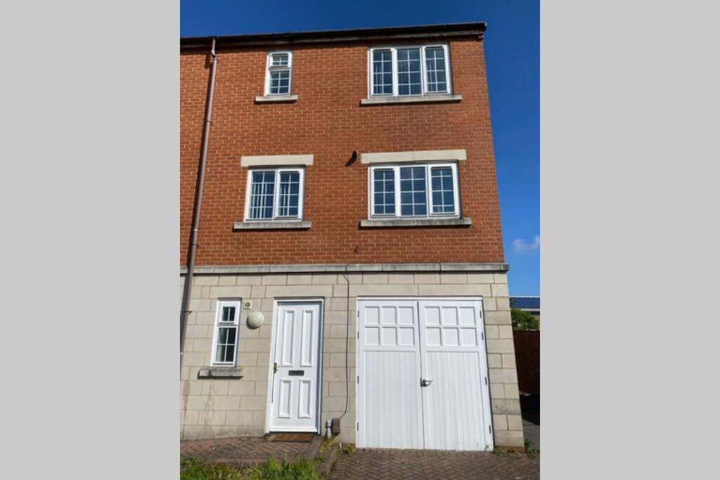 uma casa de tijolos com portas e janelas brancas em "Fishermans House" By Greenstay Serviced Accommodation - Large 4 Bed House With Parking - The Perfect Choice For Contractors, Families & Mixed Groups em Grimsby