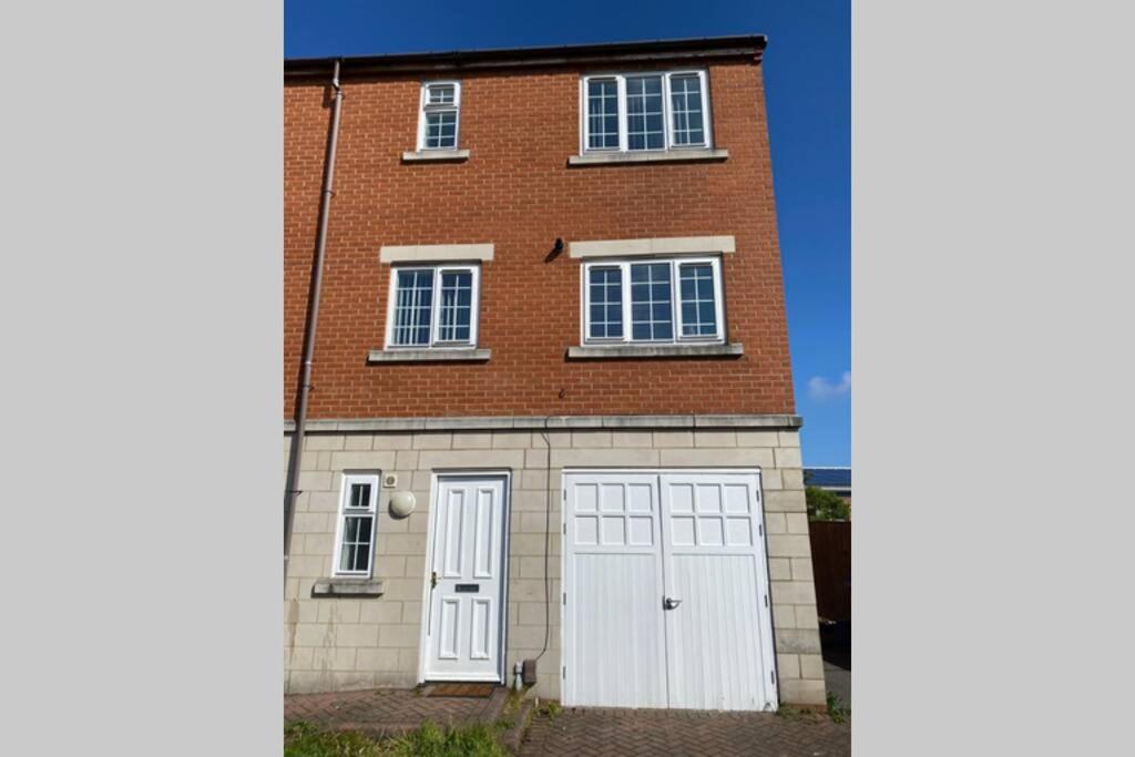 une maison en briques avec des portes et des fenêtres blanches dans l'établissement "Fishermans House" By Greenstay Serviced Accommodation - Large 4 Bed House With Parking - The Perfect Choice For Contractors, Families & Mixed Groups, à Grimsby