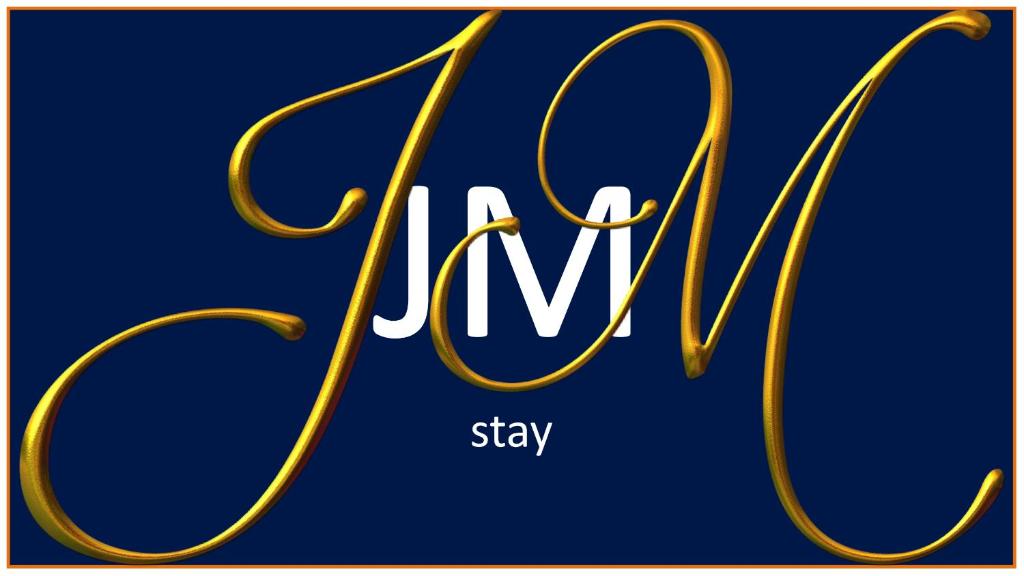 um sinal para a palavra ficar em ouro em JM Stay em Aveiro